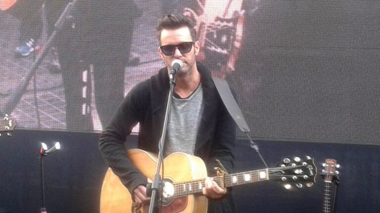 Axel y un show sorpresa en el microcentro (Foto: Twitter).