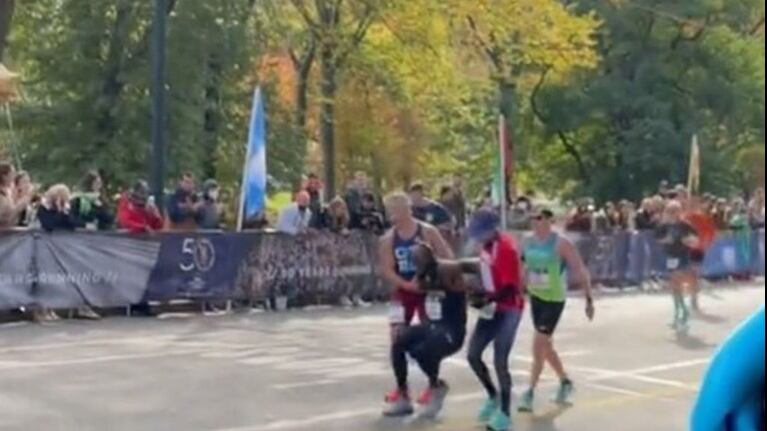 Ayudan a un corredor lesionado a cruzar la meta en el maratón de Nueva York