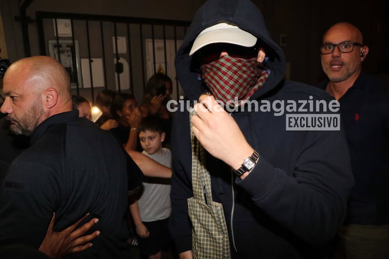 Bad Bunny salió a cenar con su novia Gabriela Berlingeri en la previa de sus shows en Argentina (Foto: RS Fotos).