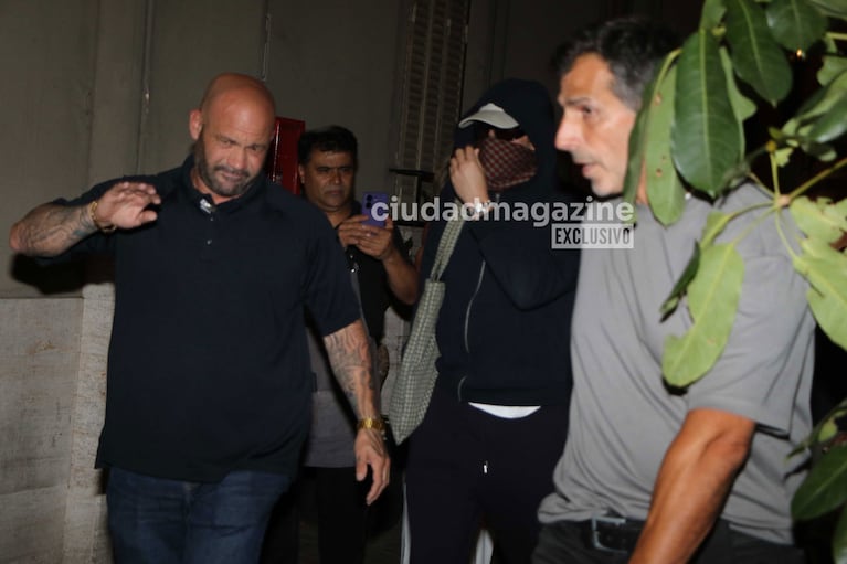 Bad Bunny salió a cenar con su novia Gabriela Berlingeri en la previa de sus shows en Argentina (Foto: RS Fotos).