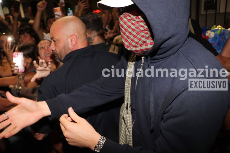 Bad Bunny salió a cenar con su novia Gabriela Berlingeri en la previa de sus shows en Argentina (Foto: RS Fotos).