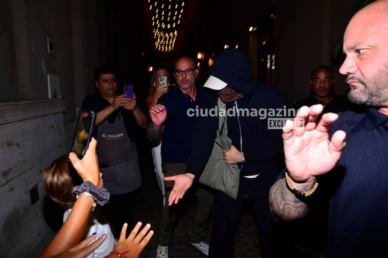 Bad Bunny salió a cenar con su novia Gabriela Berlingeri en la previa de sus shows en Argentina (Foto: RS Fotos).