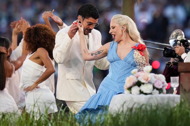 Bad Bunny y Lady Gaga durante su presentación en el espectáculo de medio tiempo del Super Bowl 60 de la NFL entre los Seahawks de Seattle y los Patriots de Nueva Inglaterra el domingo 8 de febrero de 2026 en Santa Clara, California. (Foto AP/Lynne Sladky)