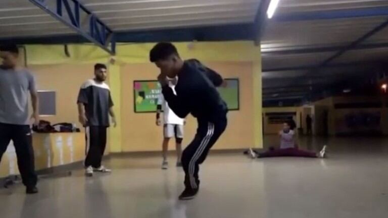 Bailarín de break dance con una sola pierna que levanta aplausos y admiración en todo el mundo