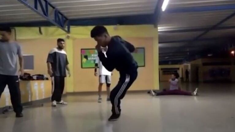 Bailarín de break dance con una sola pierna que levanta aplausos y admiración en todo el mundo