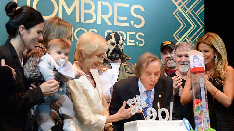 Balá sopló las velitas junto a su familia y colegas.