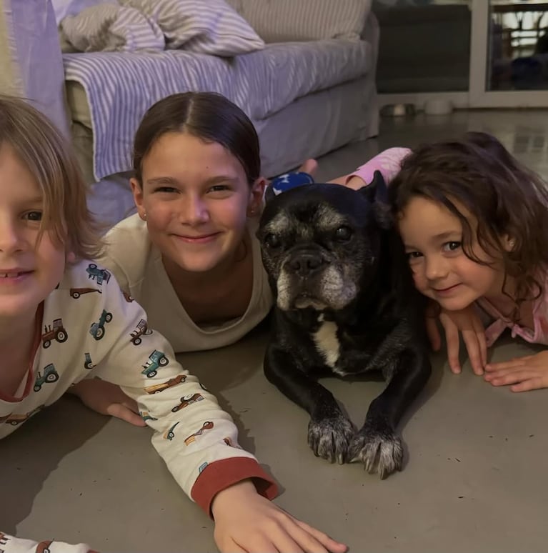 Baltazar, Olivia y Filipa con Moro. (Foto: @pedroalfonsoo)