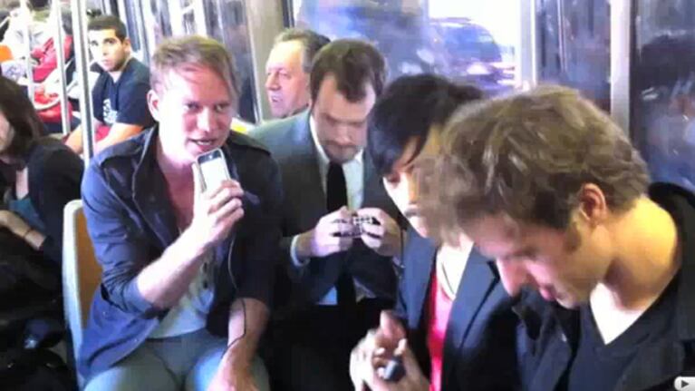 Banda de rock toca en el subte de Nueva York con iPhone