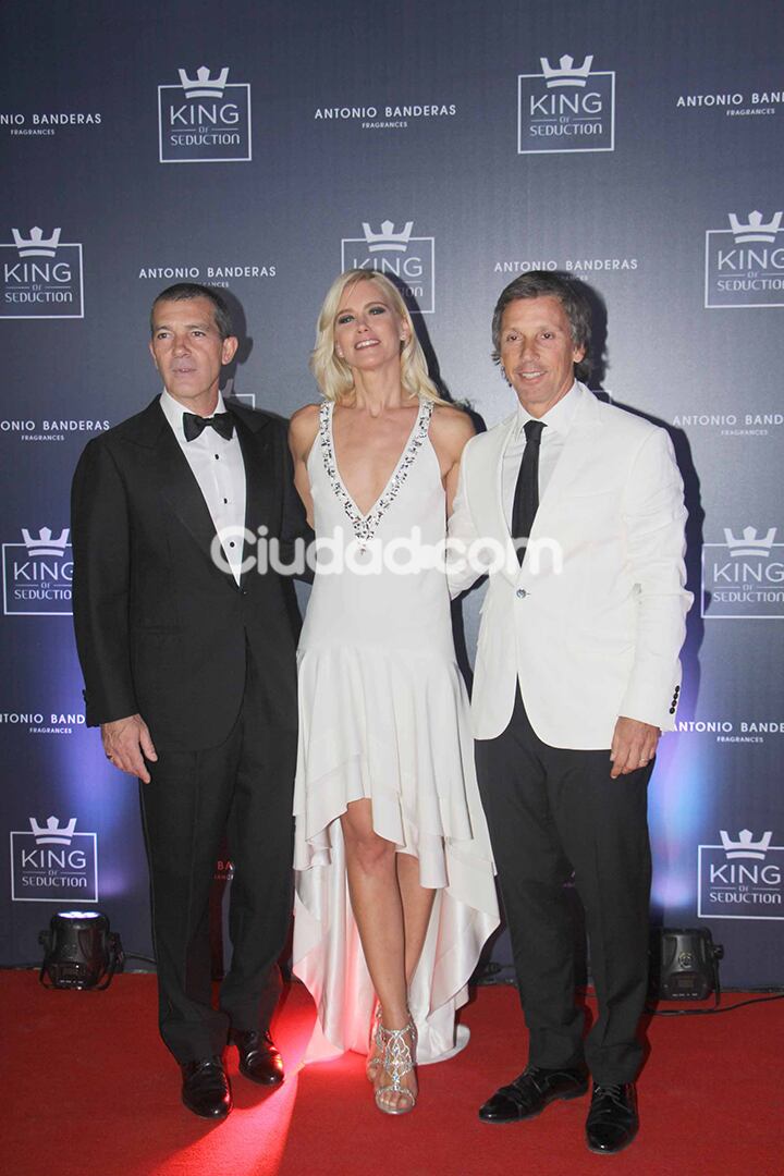 Banderas, junto a Valeria Mazza y Alejandro Gravier en la gala de Antonio Banderas. (Foto: Movilpress)
