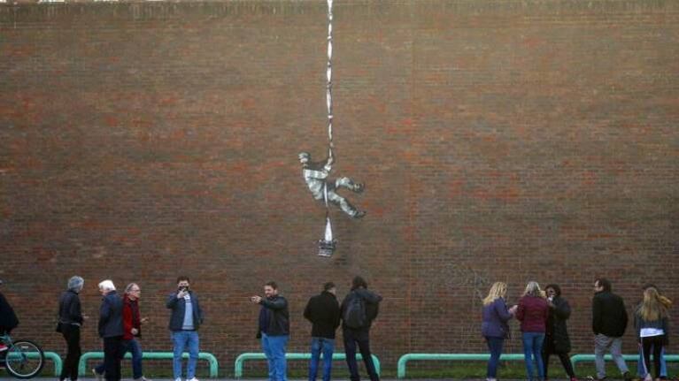 Banksy confirma haber hecho obra en muro de prisión
