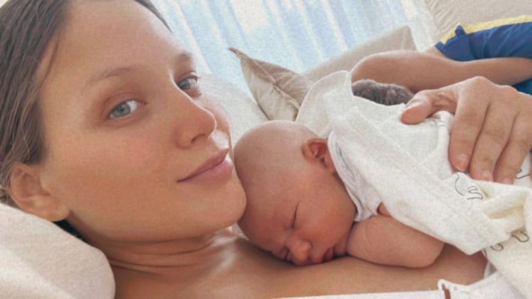 Barbie Vélez compartió la primera foto haciendo "fiaca" con su hijo recién nacido