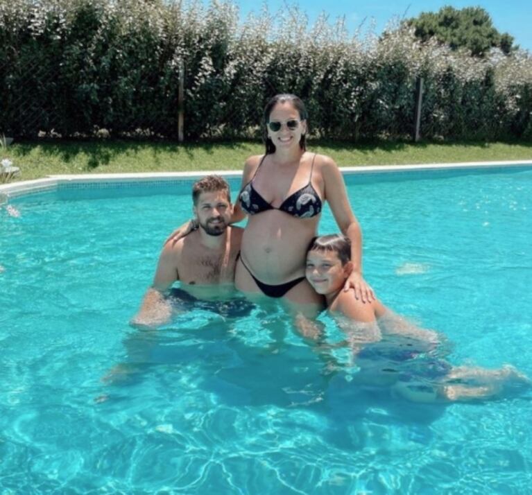 Barbie Vélez mostró su súper panza de embarazada en la piscina