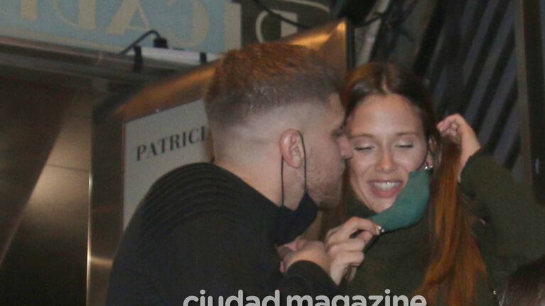 Barbie Vélez y Lucas Rodríguez se mostraron muy felices en el teatro (Fotos: Movilpress).