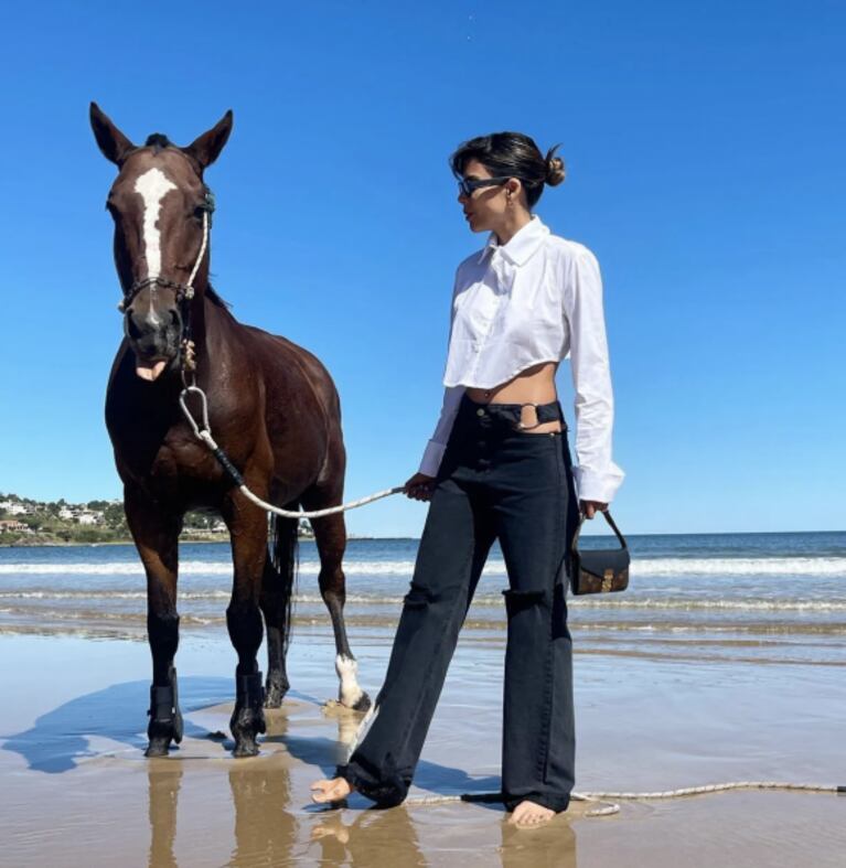 Barby Franco sorprendió con el look que eligió para posar con su caballo a orillas del mar