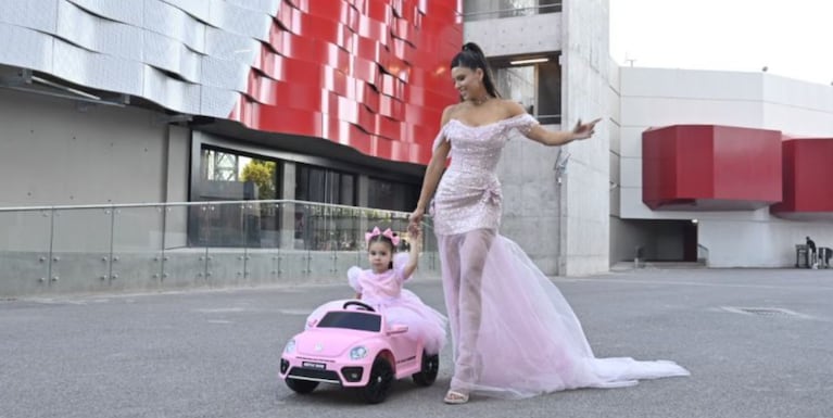Barby Franco y Sarah Burlando se vistieron de princesas y desfilaron juntas: así lucieron | Créditos: Instagram Revista Caras