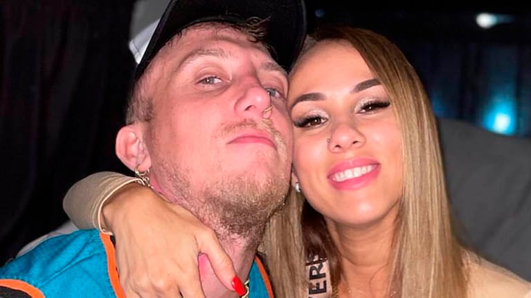 Barby Silenzi compartió apasionadas fotos junto a el Polaco en la playa.