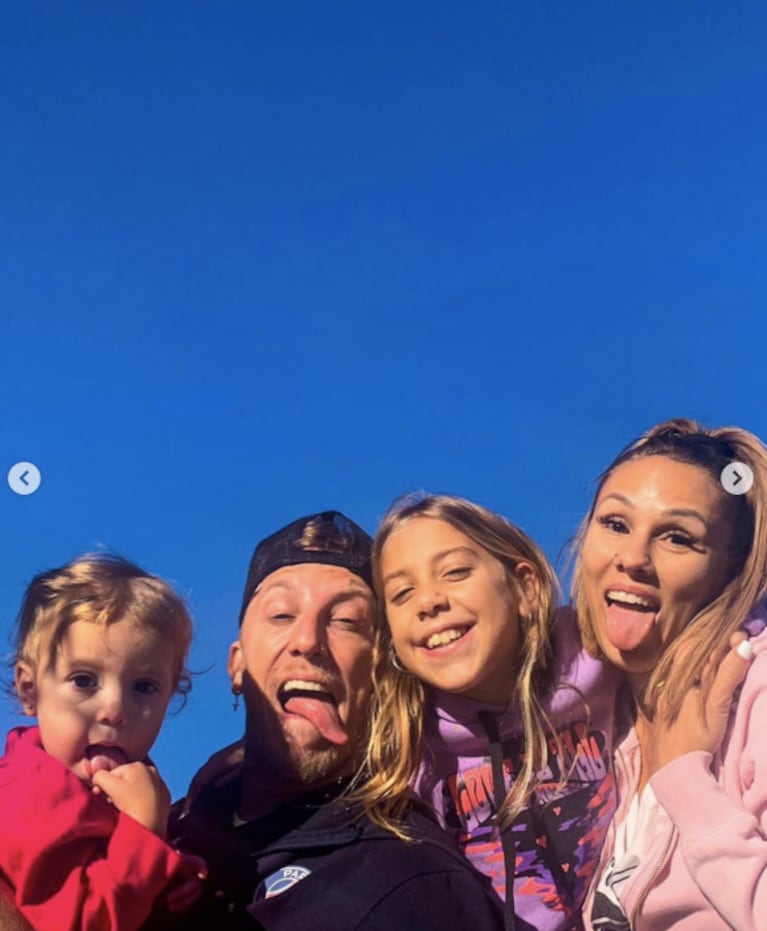 Barby Silenzi compartió las fotos más lindas con el Polaco en la playa: "En familia"