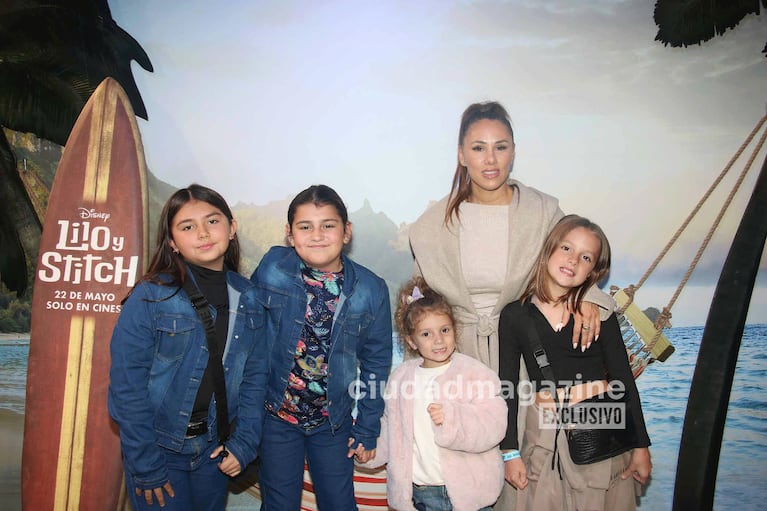 Barby Silenzi con sus hijas en la premiere de Lilo & Stitch (Foto: Movilpress).