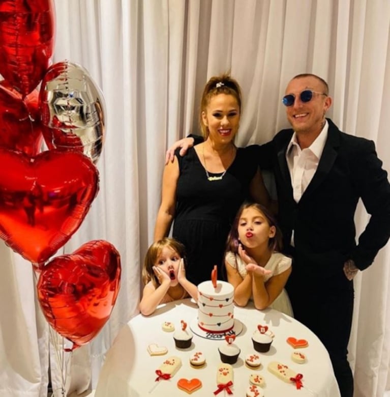 Barby Silenzi cumplió años en cuarentena y lo festejó con mucho glamour: ¡se vistieron de gala en casa! 