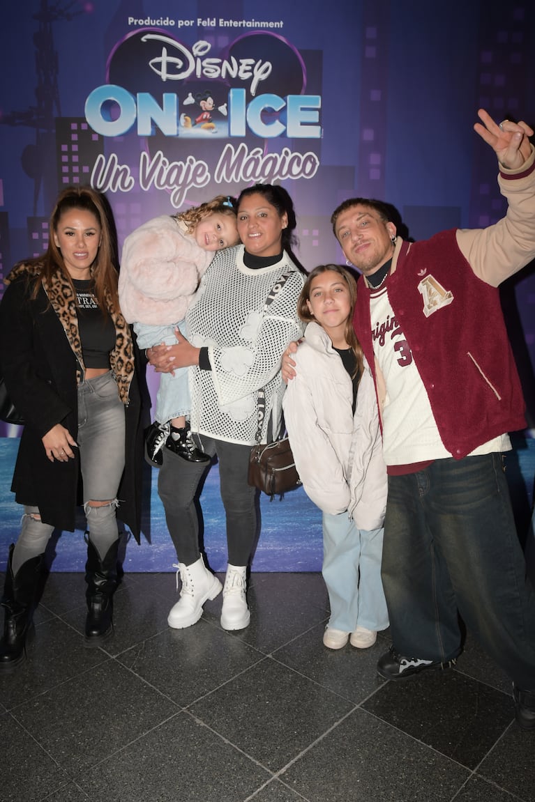 Barby Silenzi, el Polaco y su familia en el estreno de Disney On Ice (Foto: Prensa).