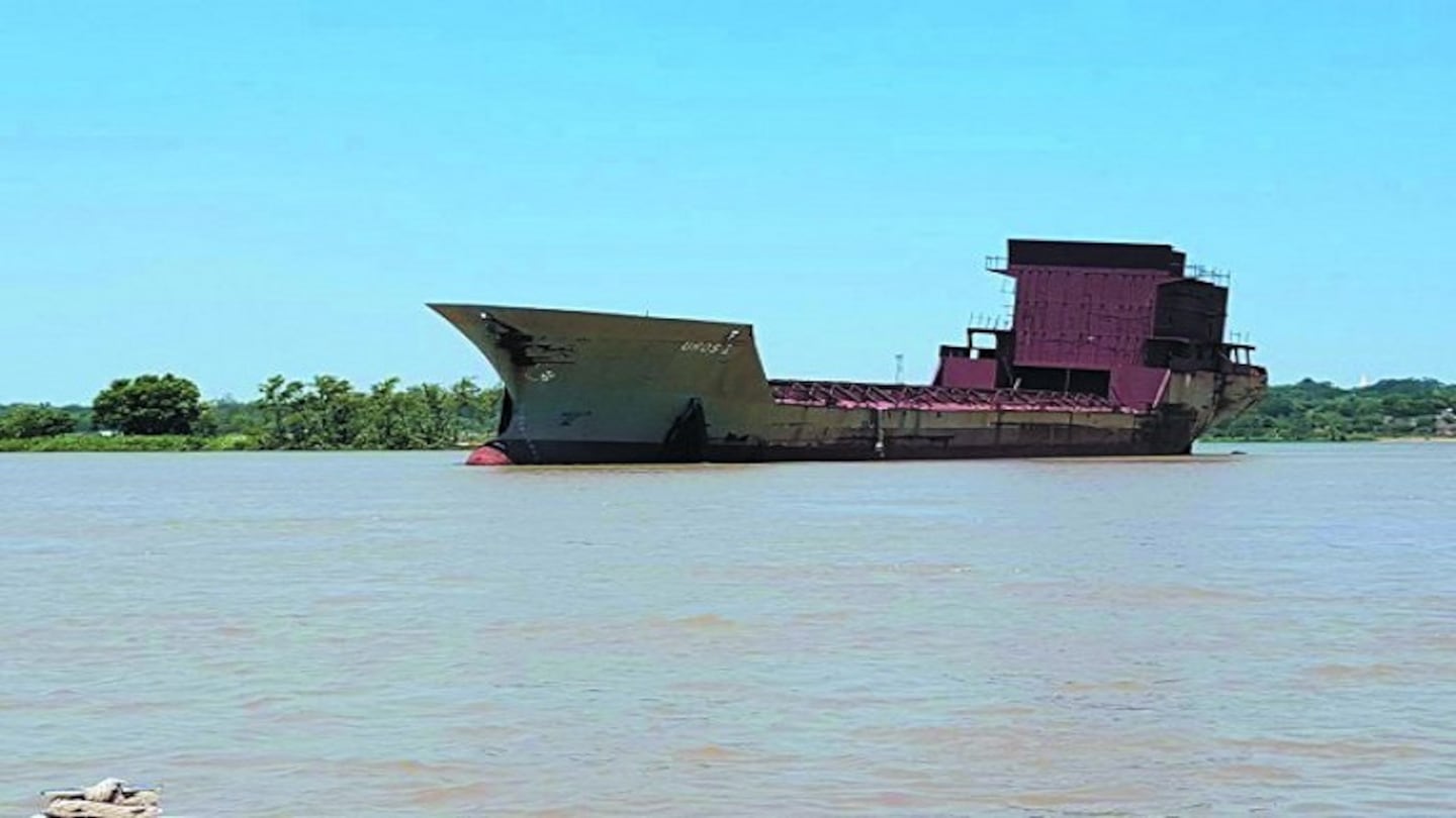 Barco “fantasma” genera pánico en el Río Paraná