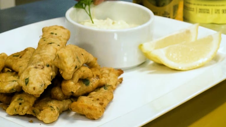 Bastones de merluza a la romana, una receta de bodegón para disfrutar en casa. Foto: Cucinare TV