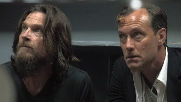 Bateman y Law son dos hermanos que deben lidiar con problemas financieros y personales.