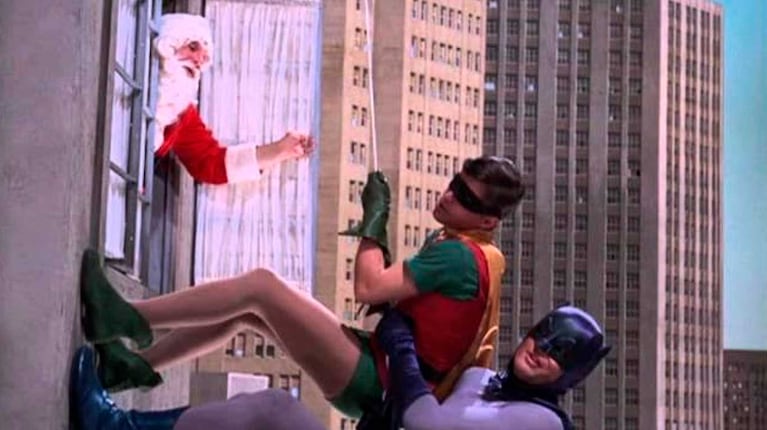 Batman y Robin se encuentran a Papá Noel (Foto: captura de Batman)