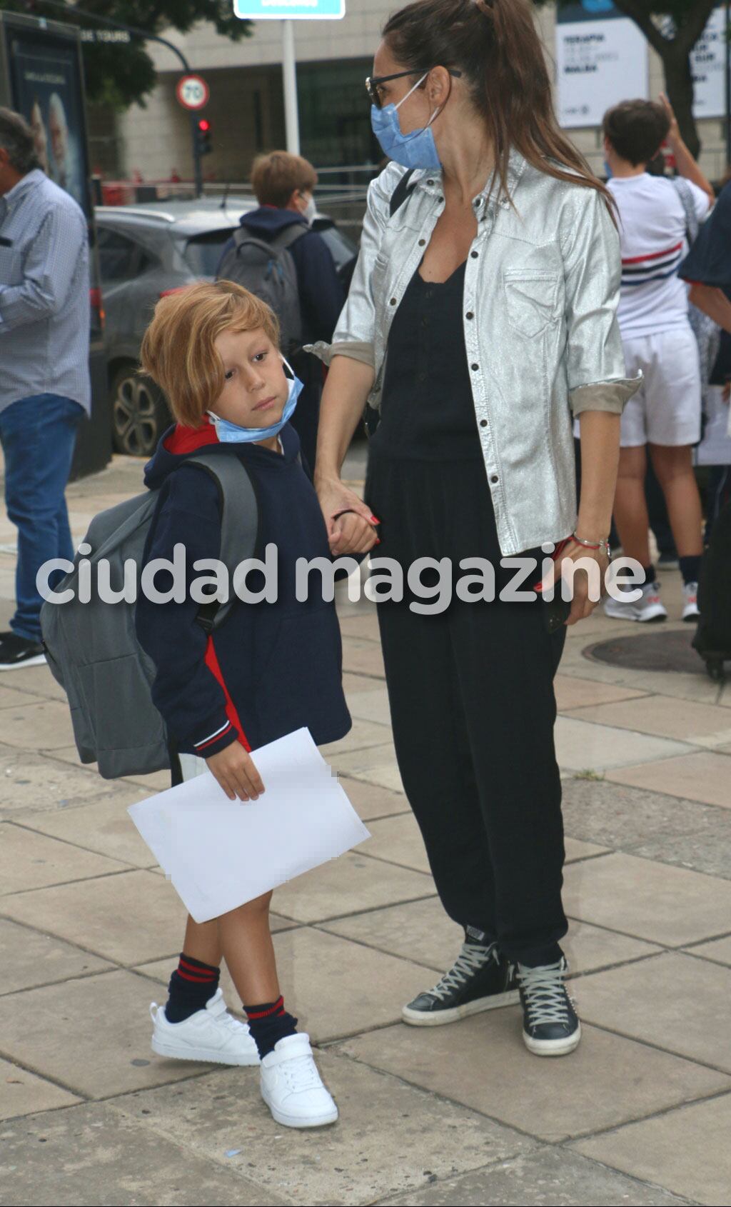Bautista y Beltrán volvieron al colegio junto a su mamá, Pampita (Fotos: Movilpress).