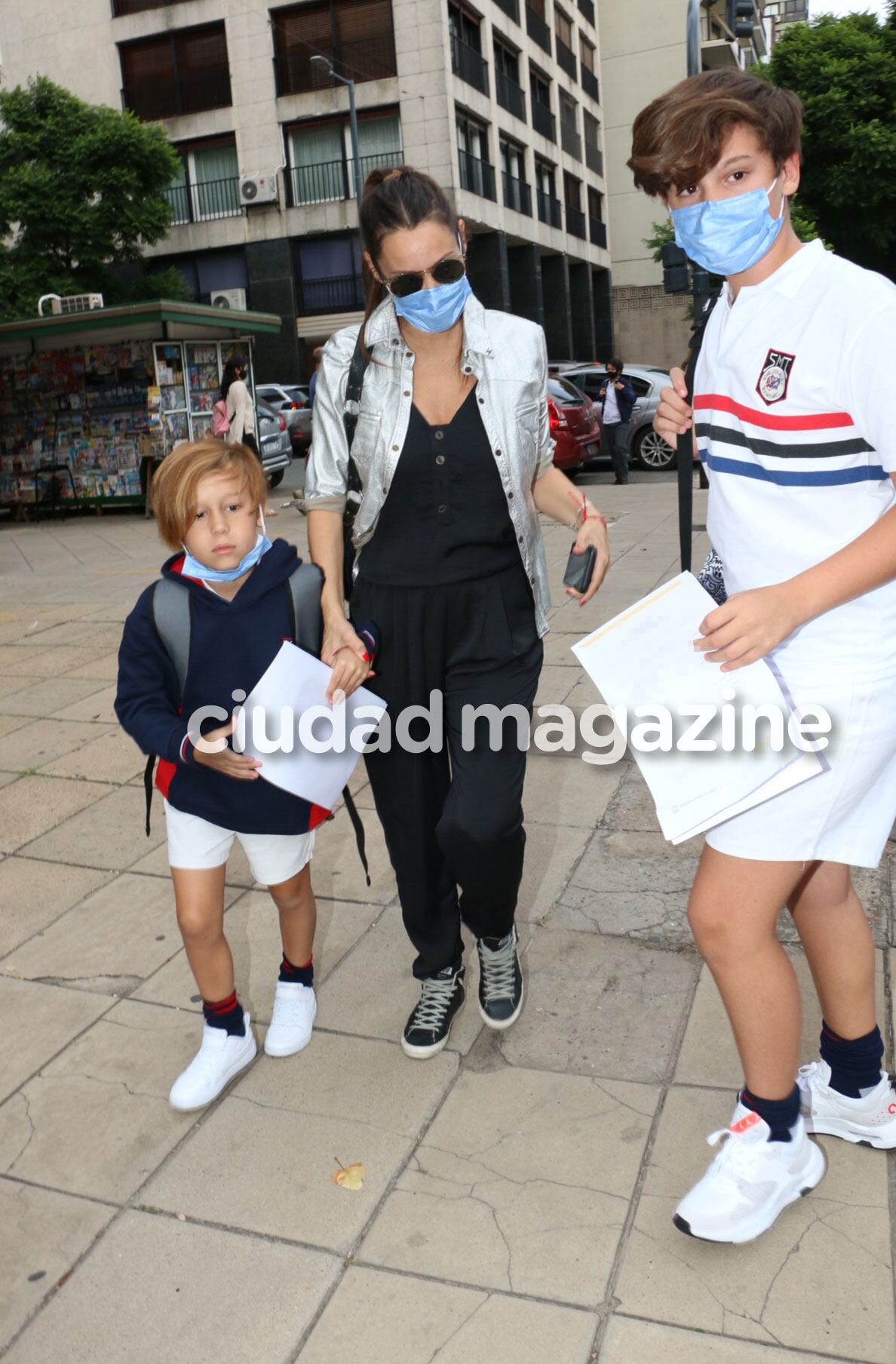 Bautista y Beltrán volvieron al colegio junto a su mamá, Pampita (Fotos: Movilpress).