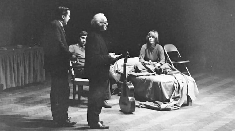 Beatriz Matar (sentada), junto a Rudy Cherni (en la silla) y, parado, Lee Strasberg (Foto: Facebook)