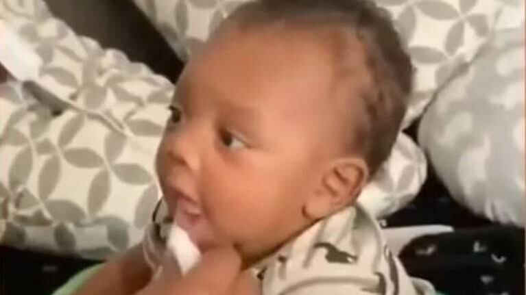 Bebé de sólo dos meses dice “hola” y asombra al mundo