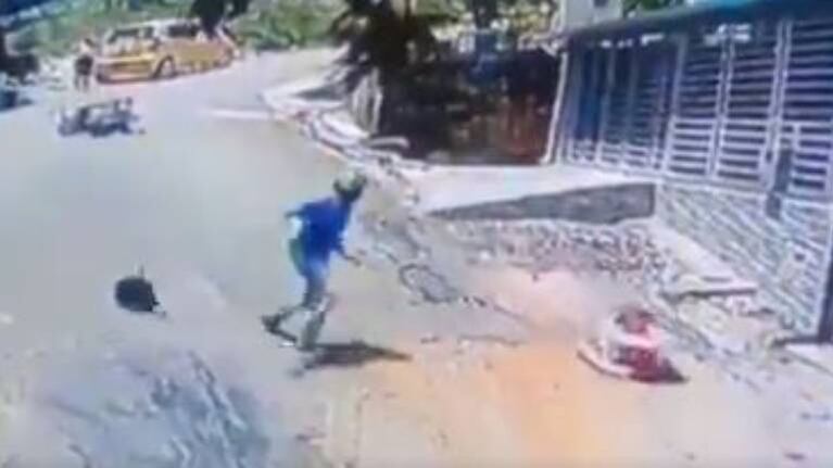 Bebé en andador cae a toda velocidad por calle en pendiente y es salvado de milagro