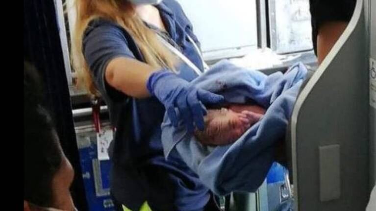 Bebita nace en pleno vuelo y la aerolínea le obsequia pasajes de por vida