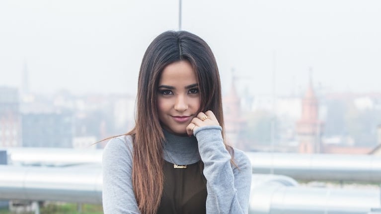Becky G relató su experiencia al ponerse el traje de Yellow Ranger