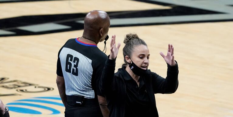 Becky Hammon se convierte en la primera mujer en dirigir a un equipo de la NBA
