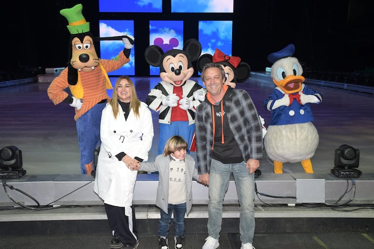 Belén Francese y su familia en el estreno de Disney On Ice (Foto: Prensa).