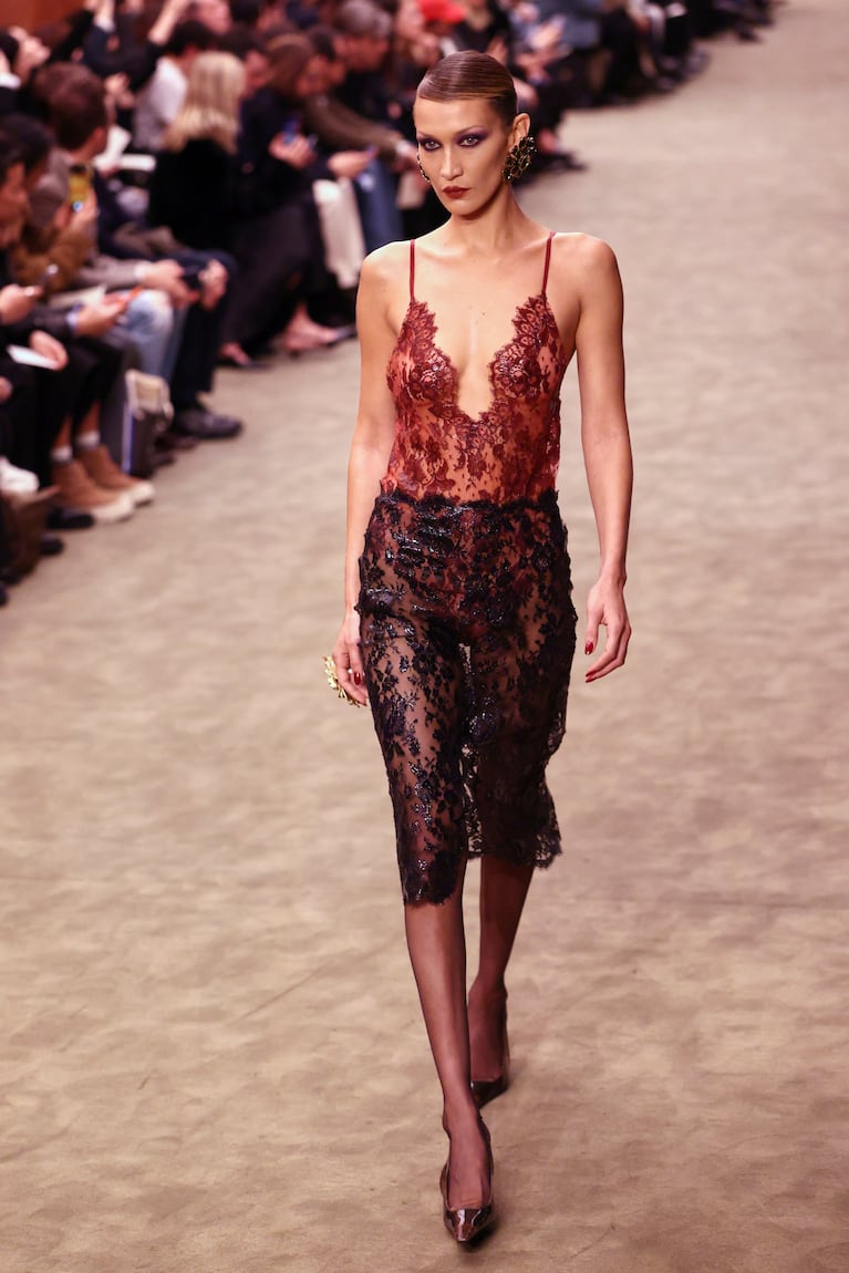 Bella Hadid en la Semana de la Moda Femenina en París Otoño/Invierno 2026 (Foto: AP).