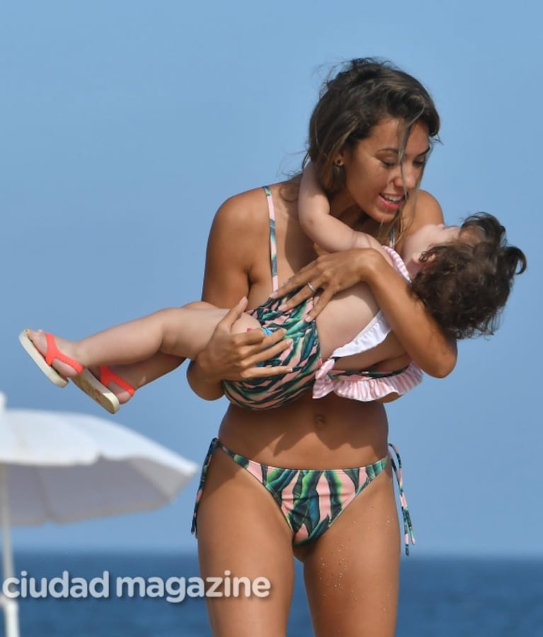 ¡Bellezas en composé! Floppy Tesouro, una diosa en las playas de Punta junto a su hija, Moorea