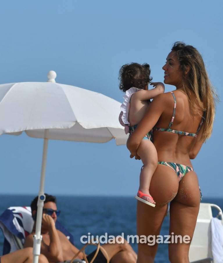 ¡Bellezas en composé! Floppy Tesouro, una diosa en las playas de Punta junto a su hija, Moorea