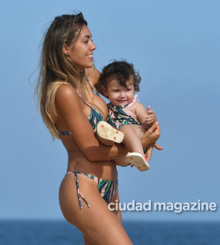 ¡Bellezas en composé! Floppy Tesouro, una diosa en las playas de Punta junto a su hija, Moorea