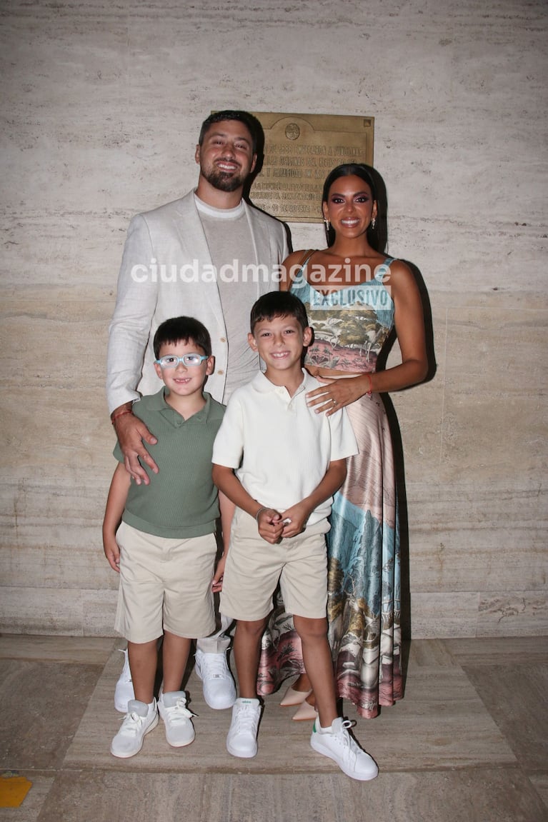 Belu Lucius con su familia en la boda civil de su hermana Emily y Rodrigo Valladares (Foto: Movilpress).