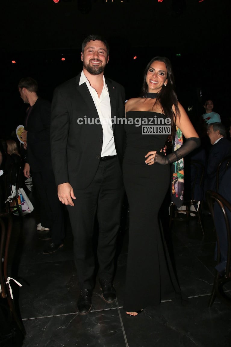 Belu Lucius y su marido sorprendió con su look en una cena de gala (Foto: Movilpress).