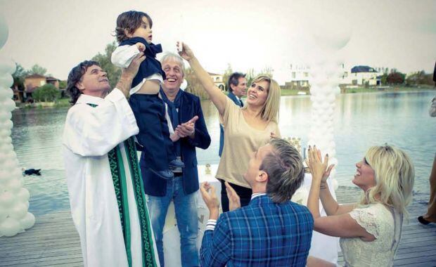 Benedicto en medio de su bautismo. (Foto: revista Caras)