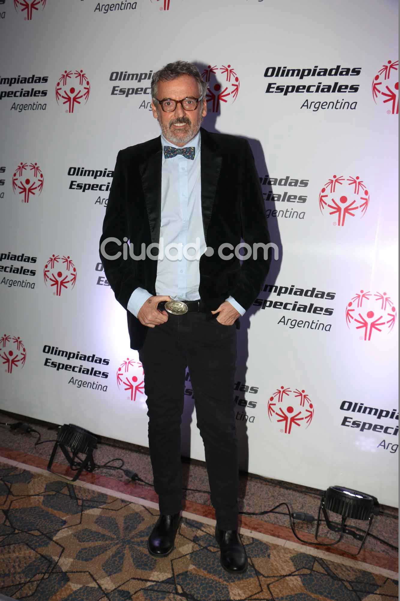 Benito Fernández y su look de moño para la ocasión (Fotos: Movilpress). 