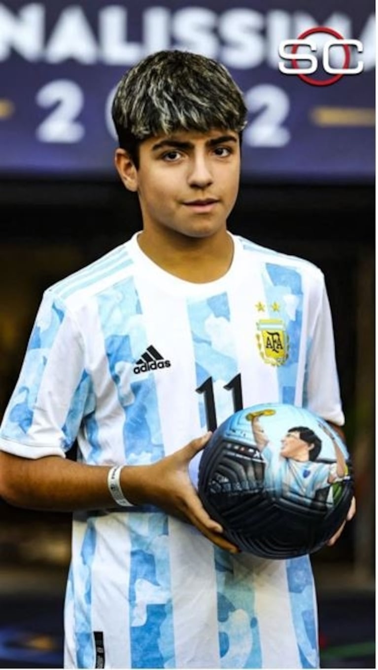 Benjamín Agüero entró a la cancha con una pelota de Diego Maradona antes del triunfo de Argentina