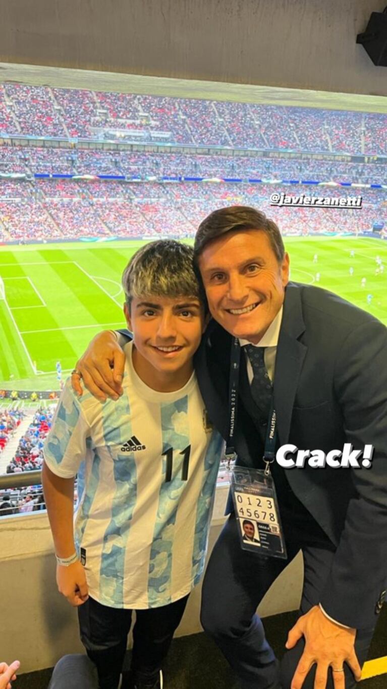 Benjamín Agüero entró a la cancha con una pelota de Diego Maradona antes del triunfo de Argentina