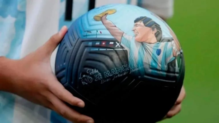 Benjamín Agüero entró a la cancha con una pelota de Diego Maradona antes del triunfo de Argentina