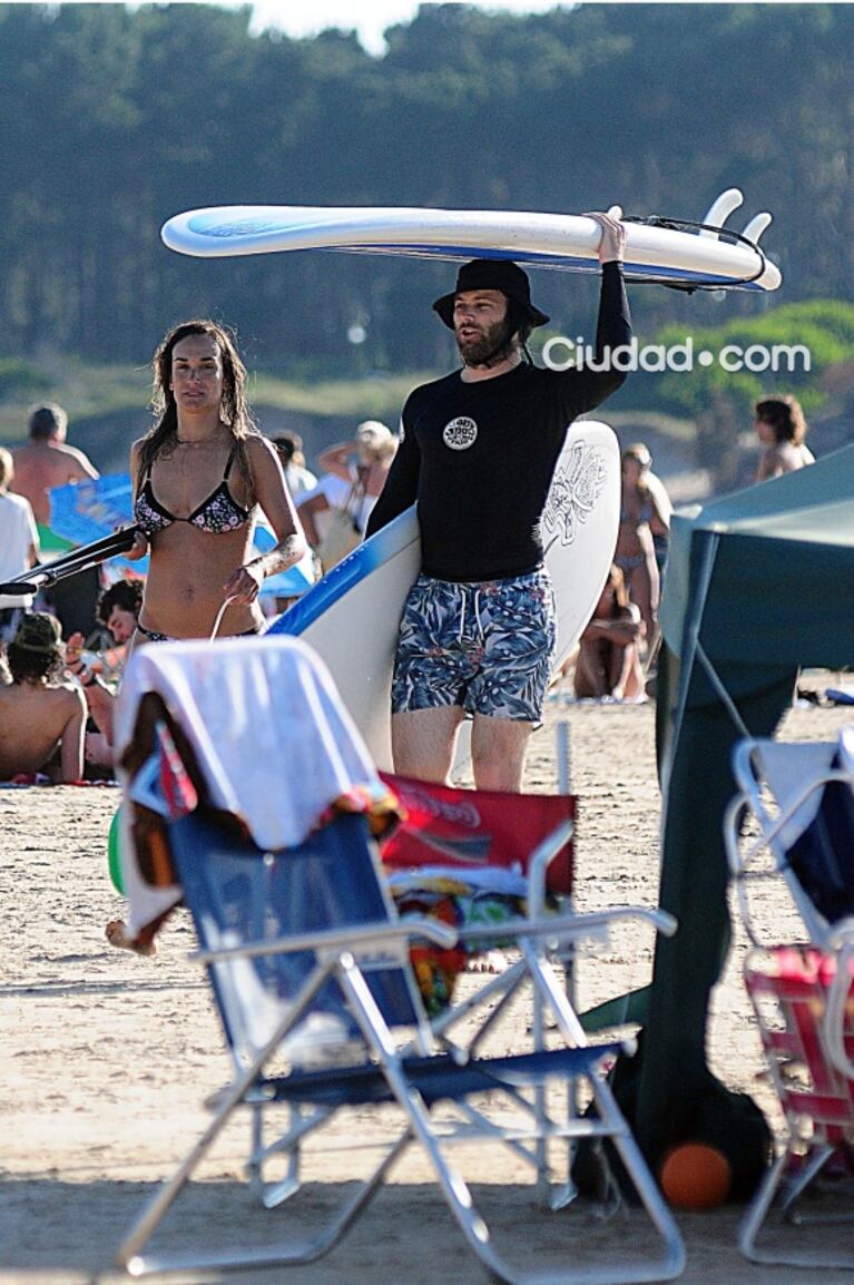 Benjamín Amadeo, de vacaciones con su bella novia en Punta del Este: looks playeros y mucho surf 
