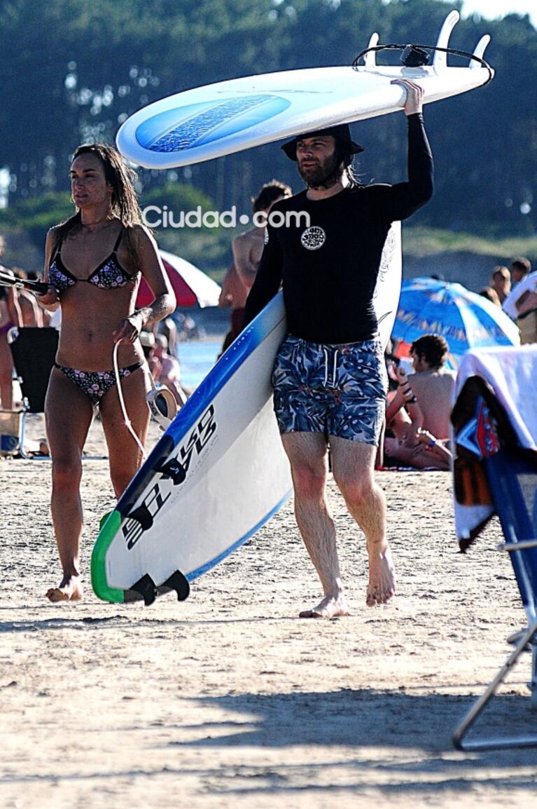 Benjamín Amadeo, de vacaciones con su bella novia en Punta del Este: looks playeros y mucho surf 